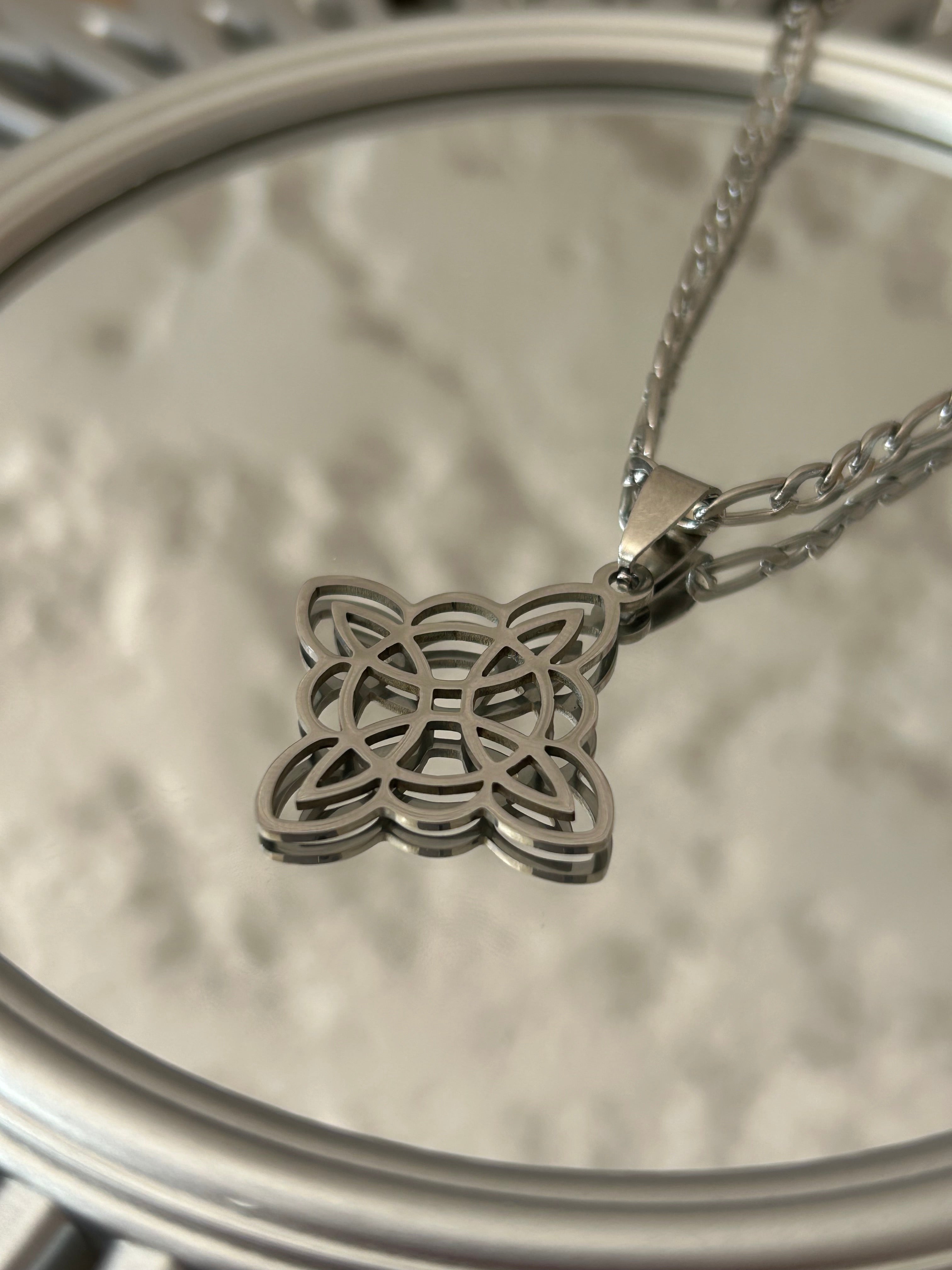 collar nudo de bruja