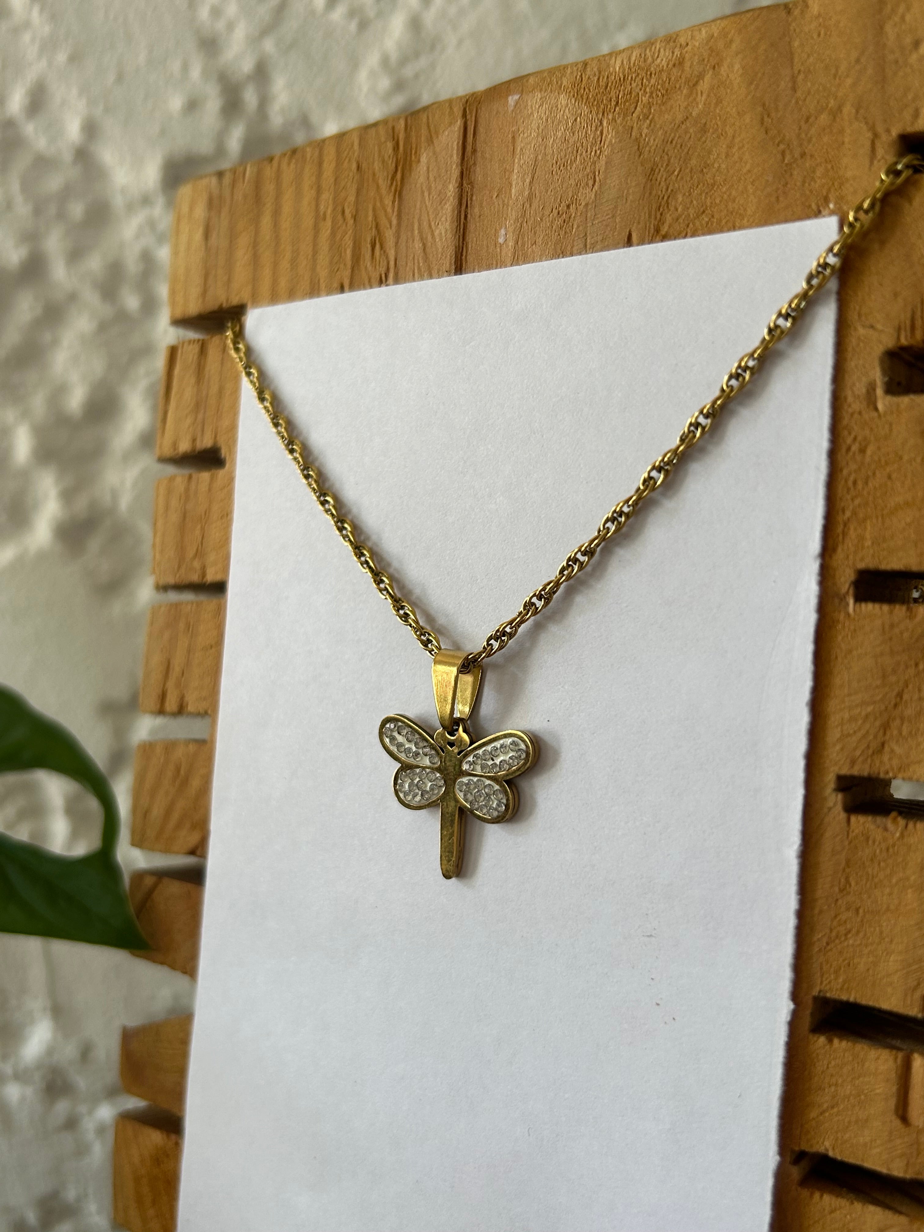 collar dorado de libelula