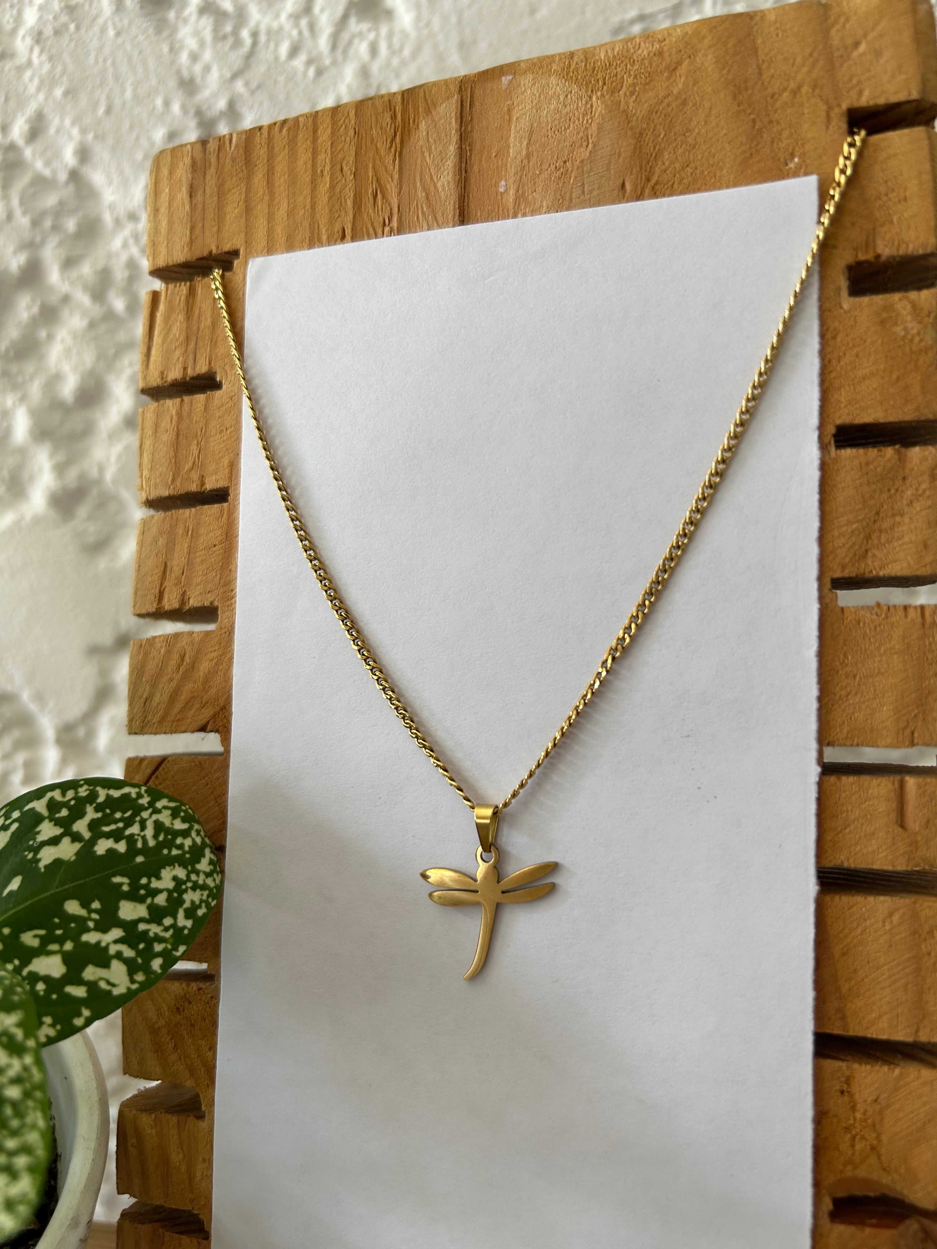 collar dorado de libelula