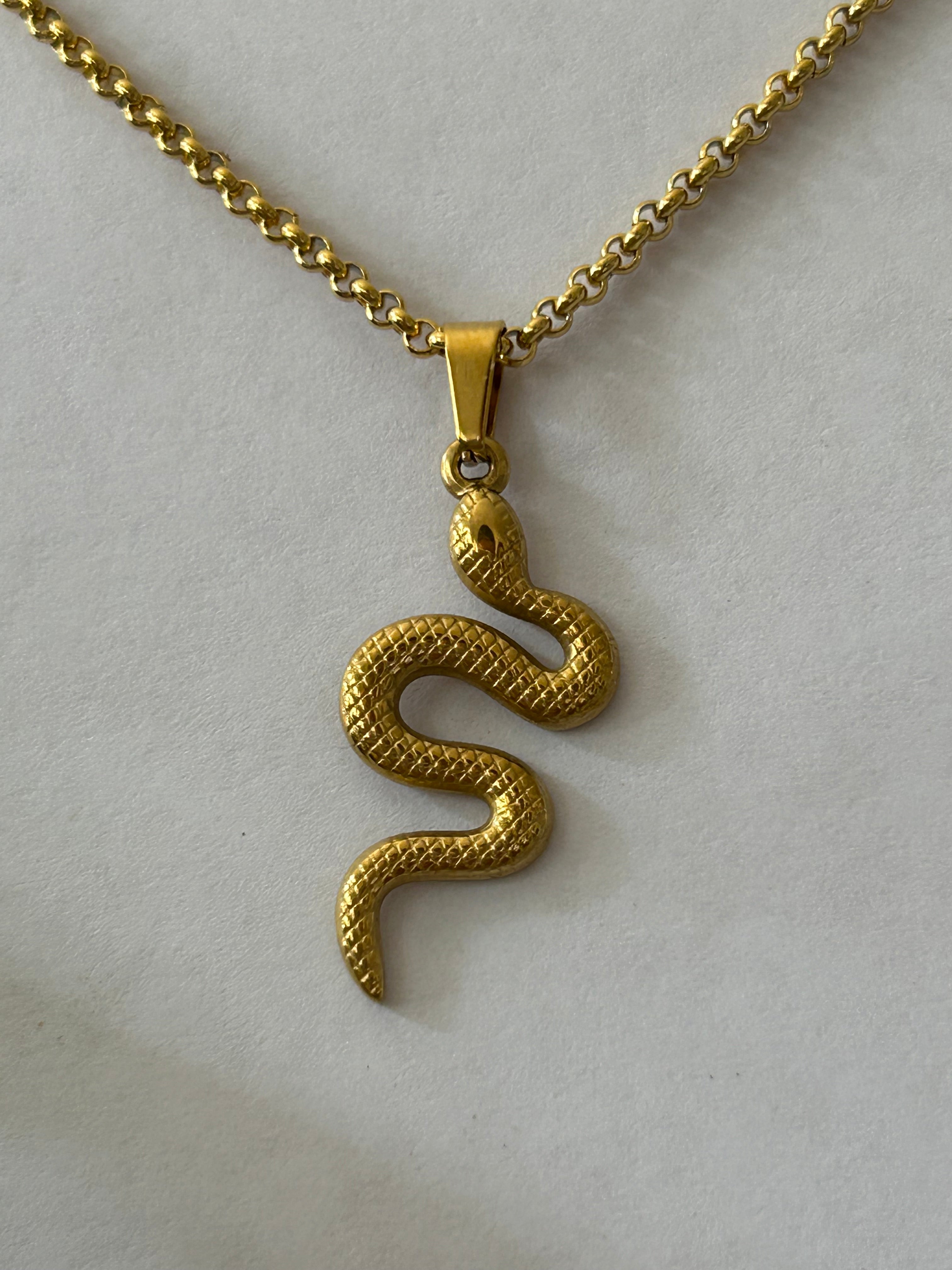 collar dorado de serpiente