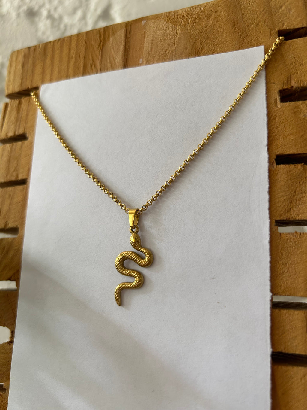 collar dorado de serpiente