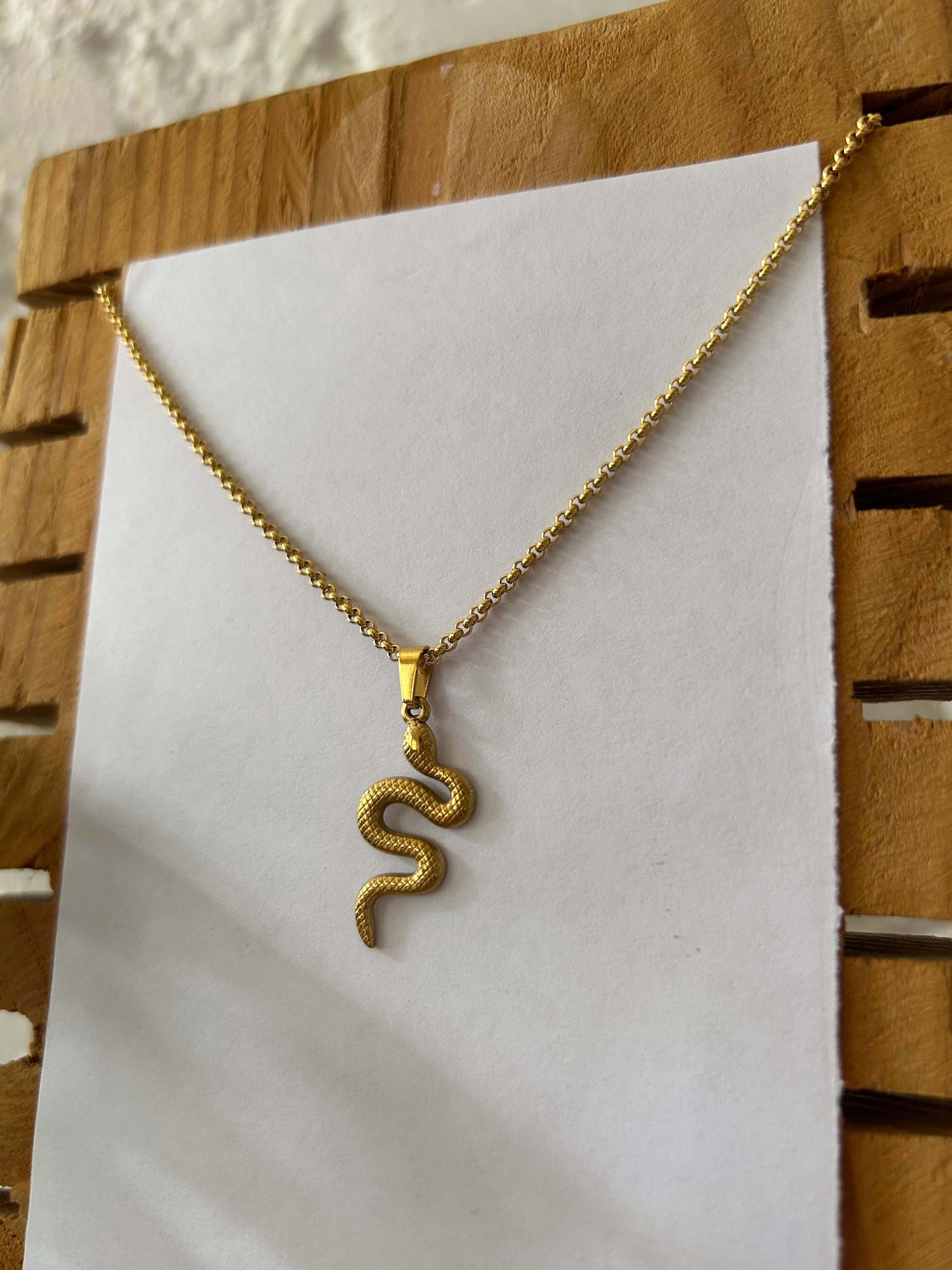 collar dorado de serpiente